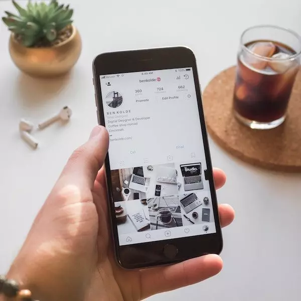 instagram-design-designer-creative-agency-job-portfolio-resume-behance-marketing-writing-LA-NY-Vancouver-Kelowna The instagram feed of a designer that is looking for a job at a creative agency